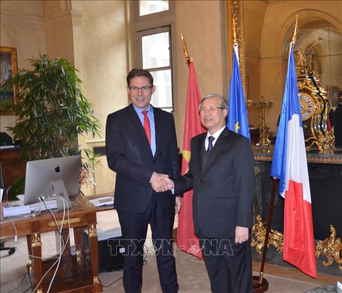 Vietnam reitera interés en promover vínculos con Francia