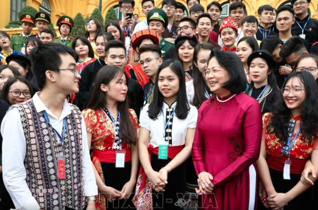 Vicemandataria de Vietnam se reúne con estudiantes étnicos sobresalientes