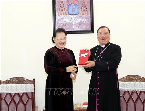 Presidenta del Parlamento vietnamita ensalza aportes de los religiosos