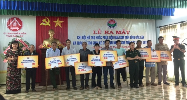 Apoyan a víctimas de bombas y minas en Vietnam