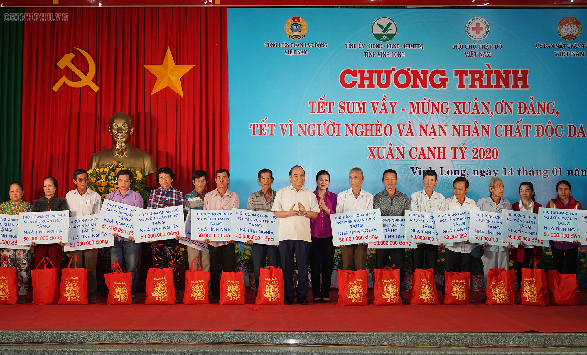 Atienden a trabajadores y personas pobres en Vinh Long en ocasión del Año Nuevo