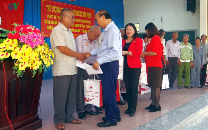 Primer ministro vietnamita entrega presentes del Tet a personas en situación difícil