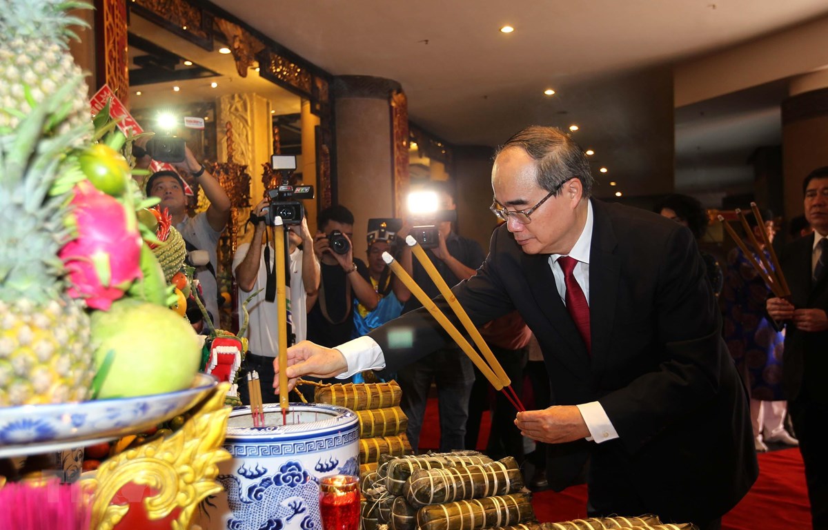 Rinden homenaje a los ancestros en Ciudad Ho Chi Minh en vísperas del Tet