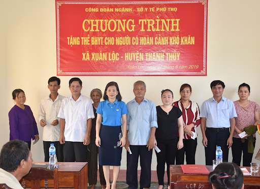 Financian la compra de tarjetas de seguro médico para personas en situación difícil