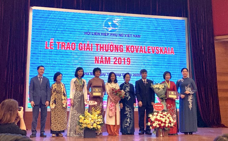 Entregan el premio Kovalevskaya 2019 a sobresalientes mujeres científicas de Vietnam