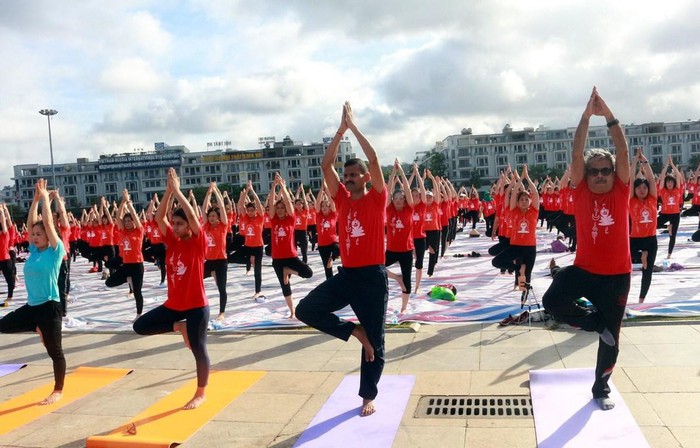 Miles de personas se suman al Día Internacional del Yoga en Ha Long