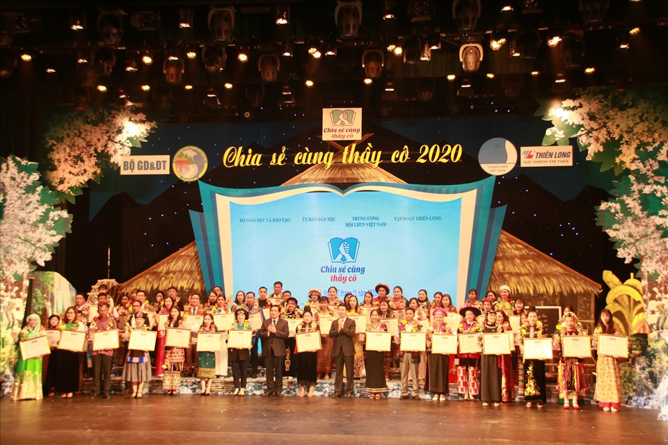 Maestros étnicos distinguidos por sus méritos profesionales