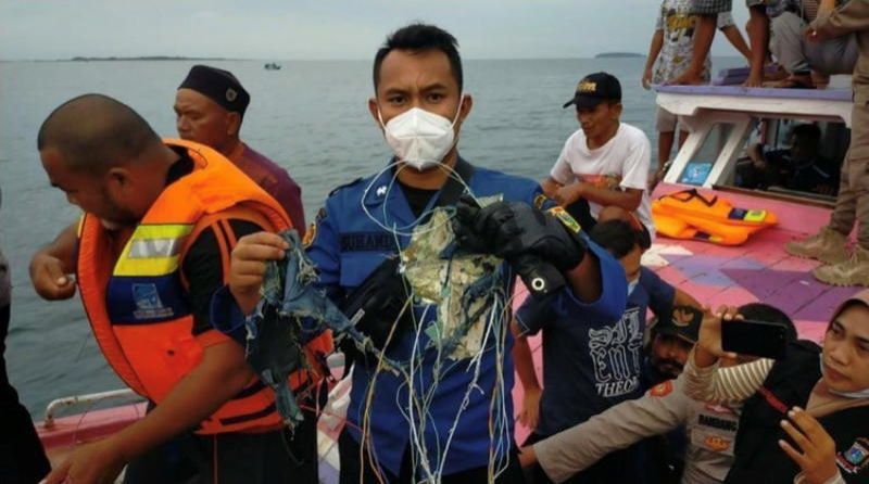 Siguen actividades de rescate del avión indonesio accidentado