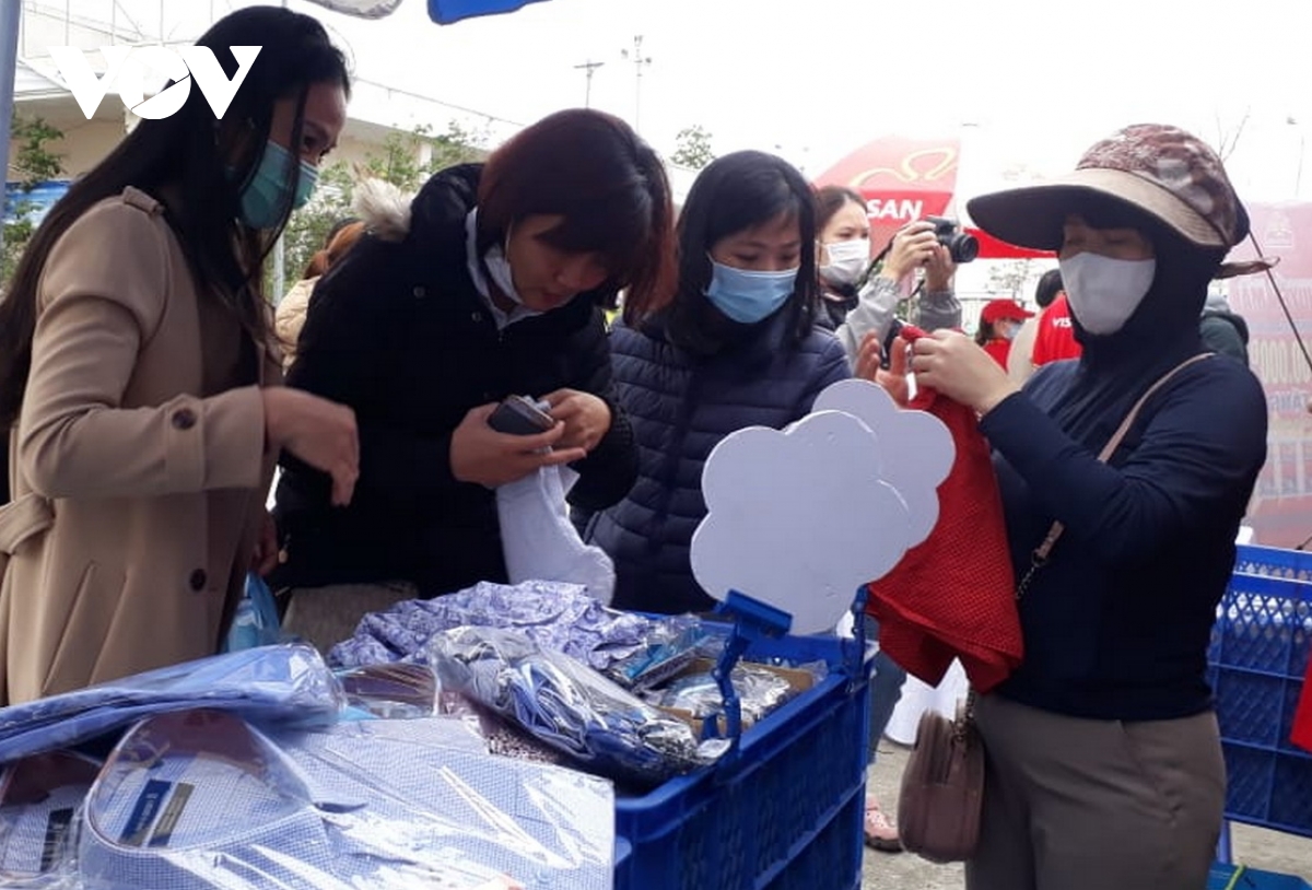 Brindan apoyo a los trabajadores y personas necesitadas para un Año Nuevo Lunar feliz