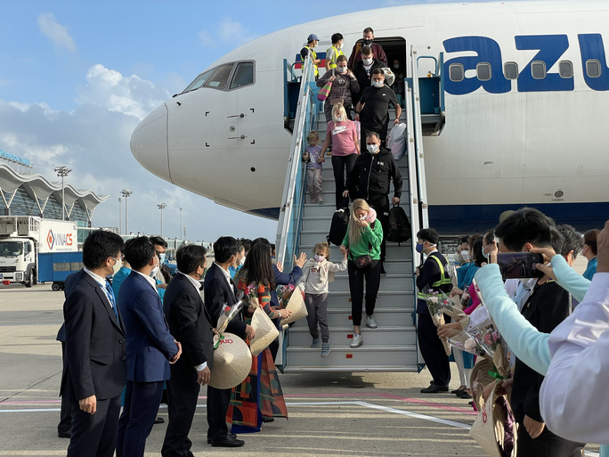 Regreso de turistas rusos a la provincia centrovietnamita de Khanh Hoa