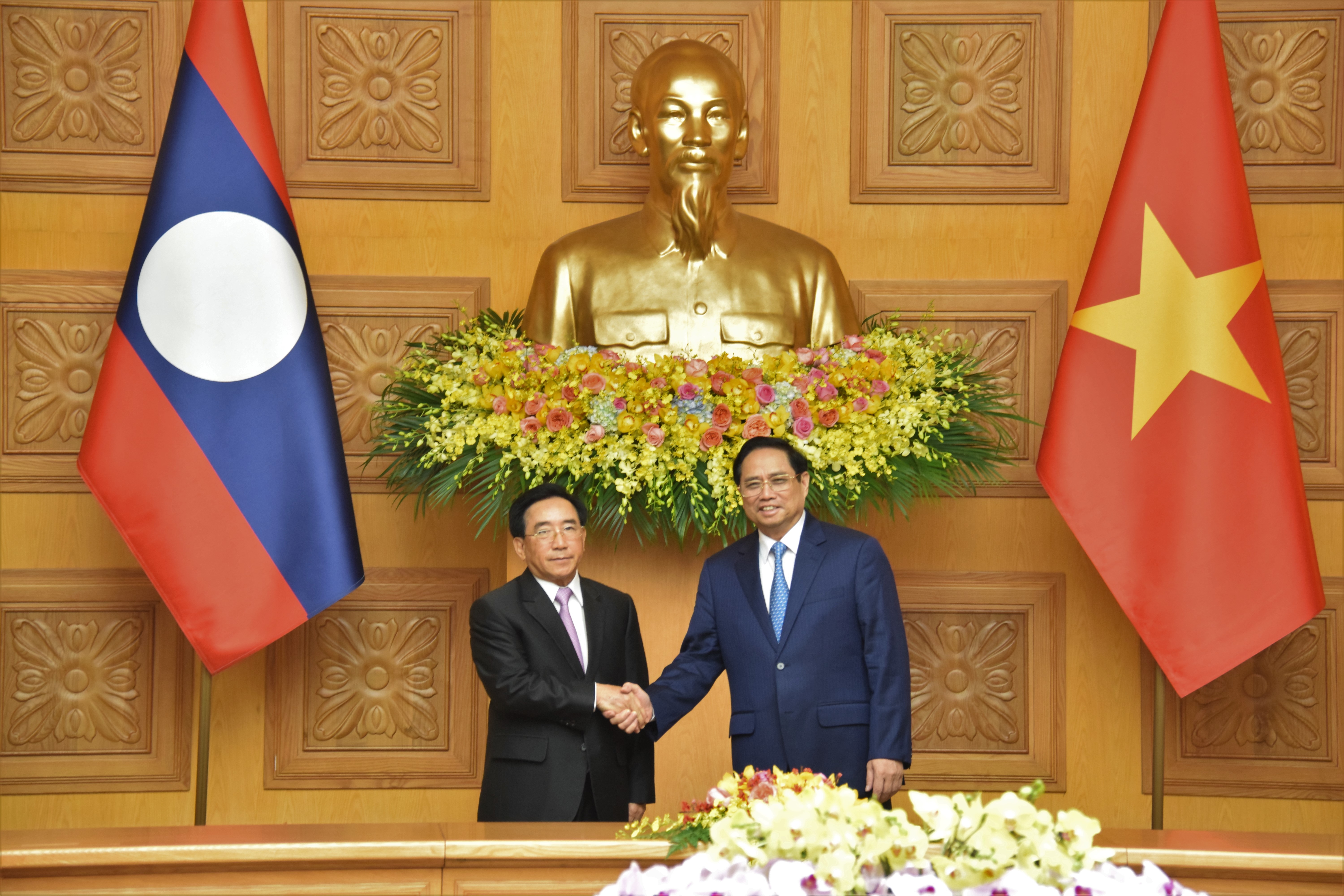 Altos dirigentes de Vietnam y Laos dialogan sobre relaciones bilaterales