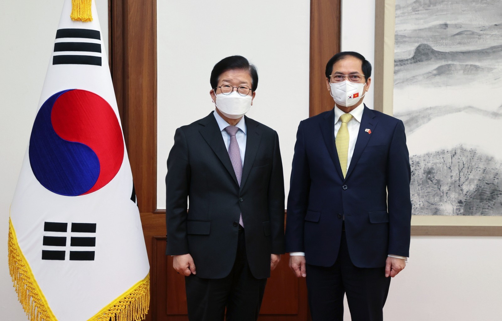 Corea del Sur es uno de los socios más importantes de Vietnam, afirma el canciller Bui Thanh Son