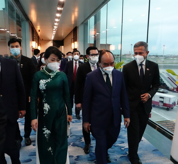 El presidente de Vietnam y su comitiva llegan a Singapur