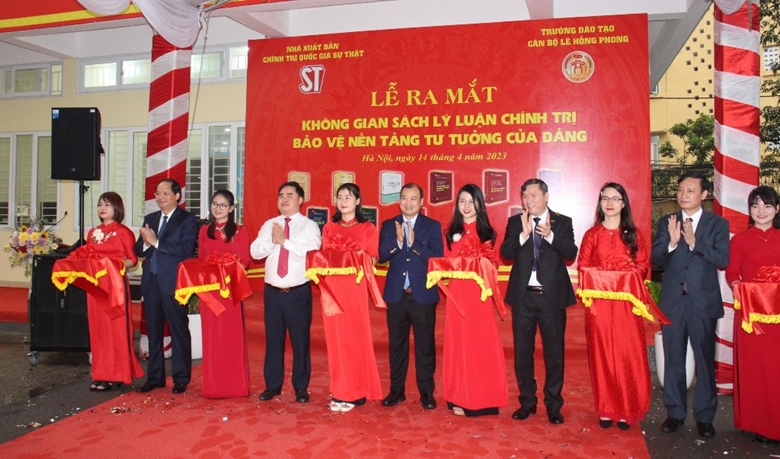 Inauguran espacio de libros de teoría, política y protección de la ideología del Partido Comunista de Vietnam