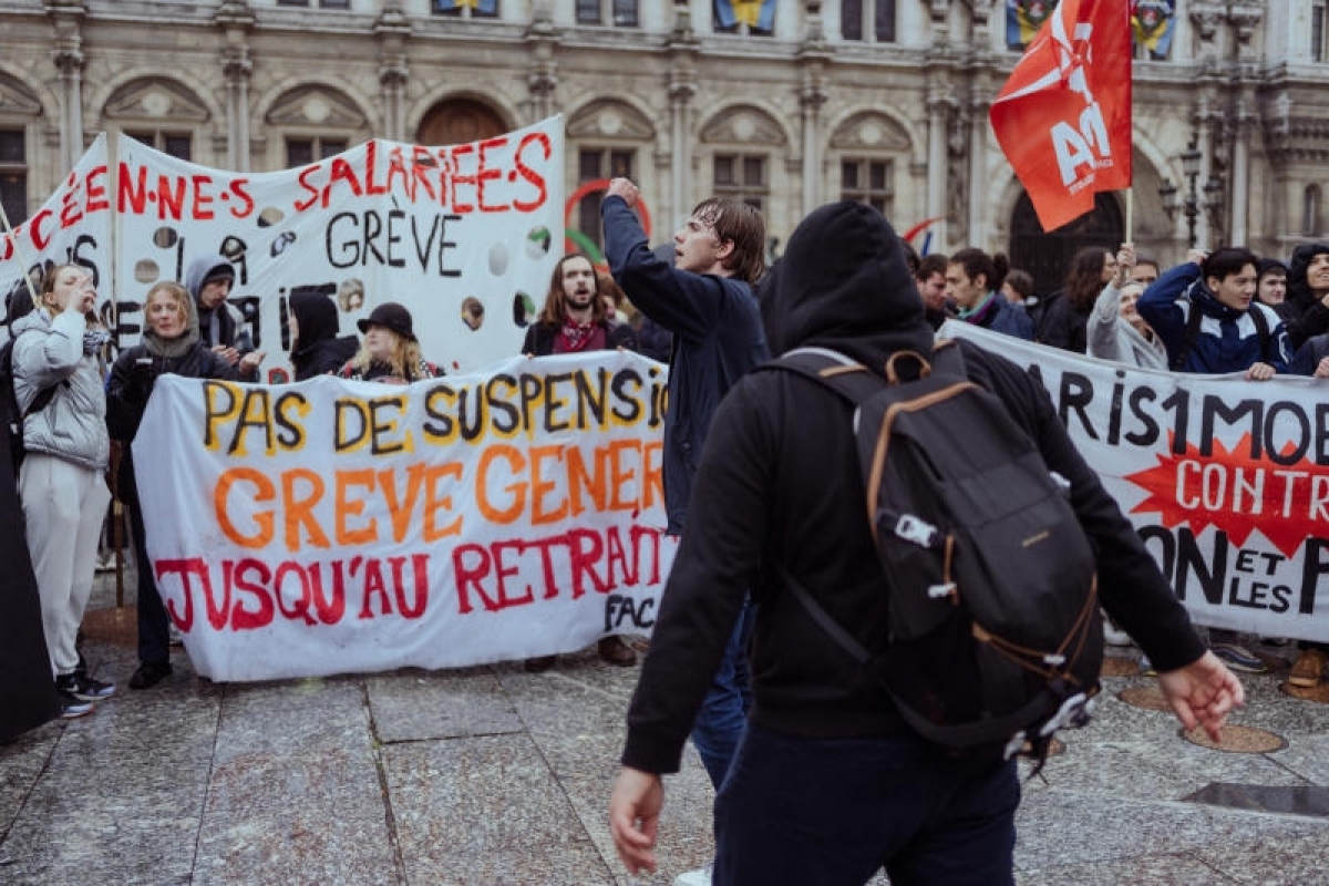 Francia dividida tras promulgación de ley que reforma las pensiones