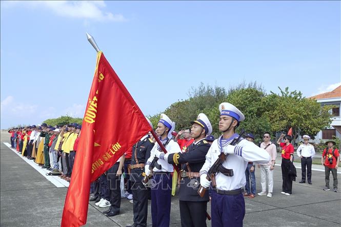 Vietnamitas en ultramar visitan el distrito de Truong Sa y la plataforma DK1