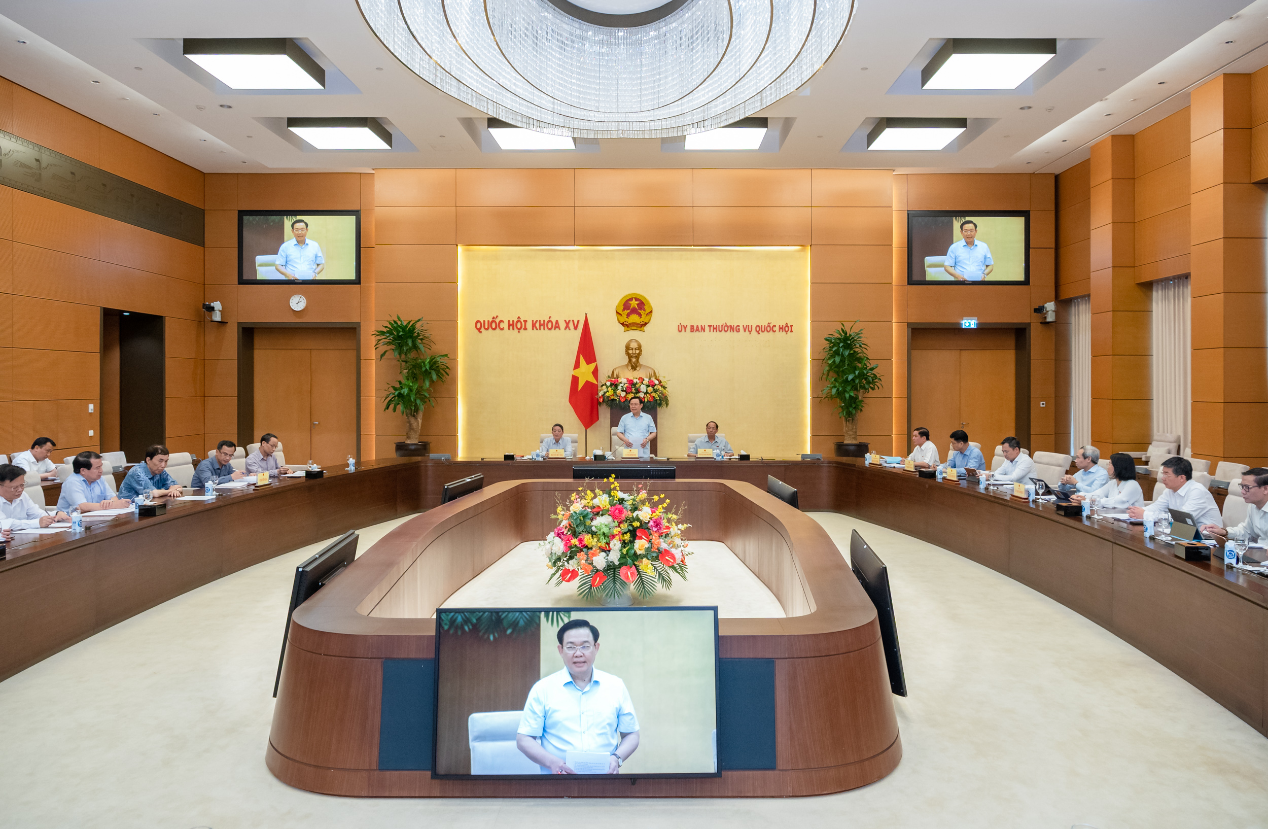 Líder parlamentario dialoga con expertos en economía