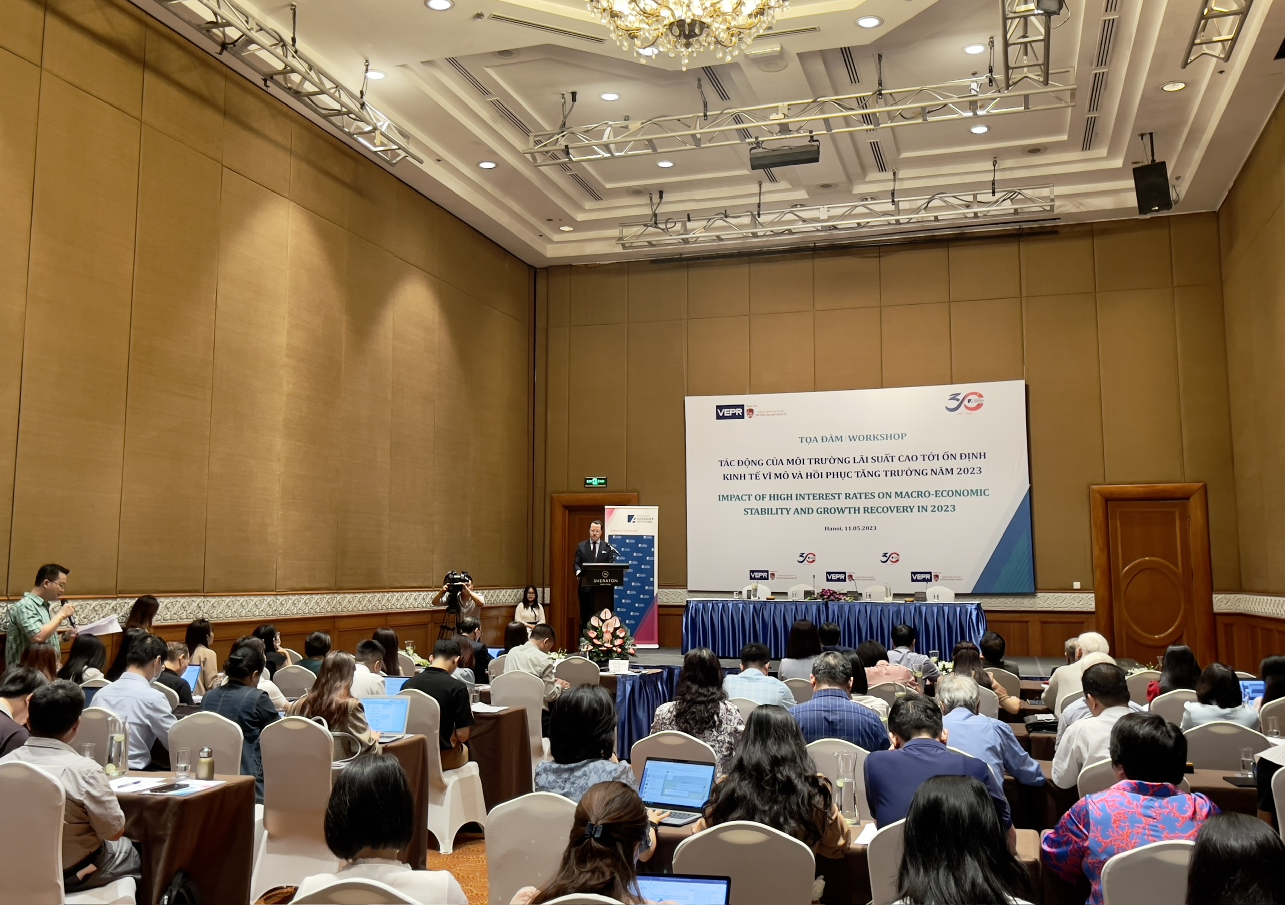 Recomiendan políticas para estabilizar la macroeconomía e impulsar el crecimiento