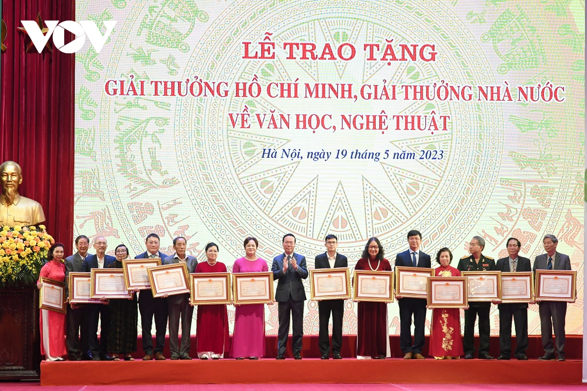 Presidente Vo Van Thuong asiste a la entrega del Premio Ho Chi Minh para obras de artes y letras