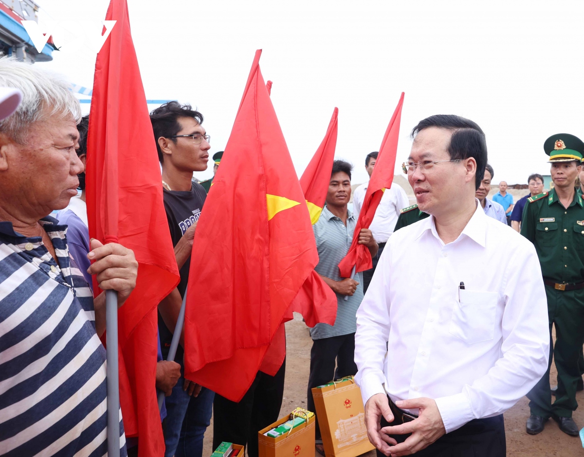 Presidente vietnamita se encuentra con pescadores de la isla de Phu Quy