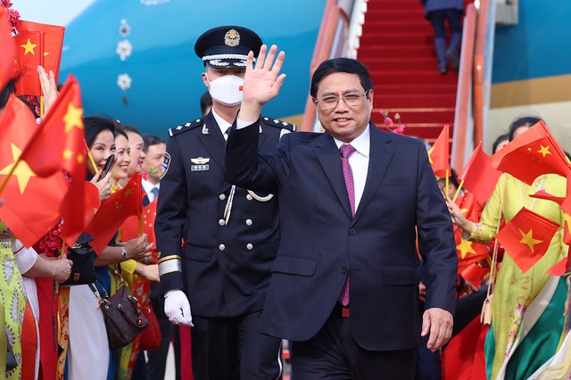 Premier Pham Minh Chinh llega a China para una visita oficial y la reunión anual del FEM