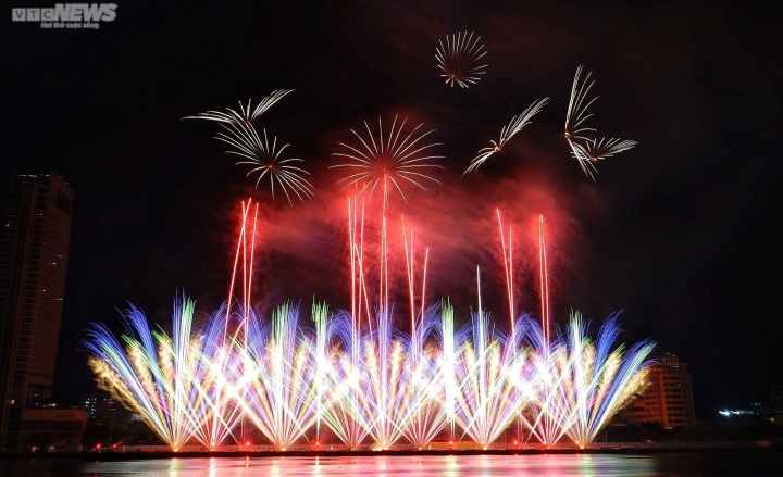 Festival Internacional de Fuegos Artificiales: Inglaterra y Polonia recrean la belleza de la naturaleza en el cielo de Da Nang