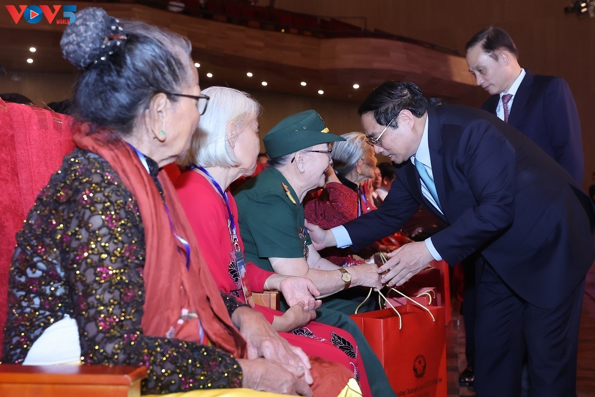 Distinguen a personas con méritos revolucionarios más sobresalientes de Vietnam en 2023