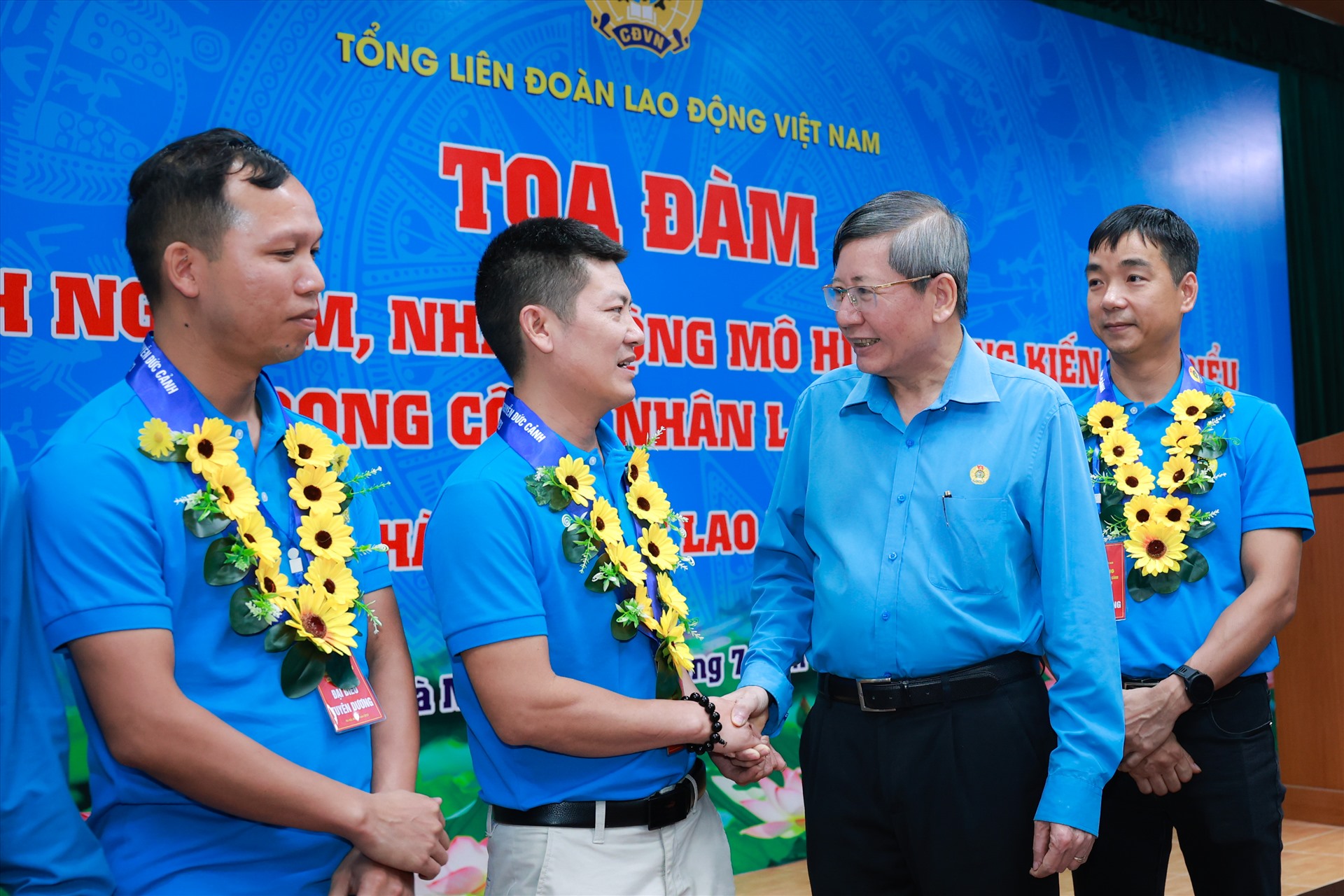 Entregan Premios Nguyen Duc Canh a 167 trabajadores e ingenieros