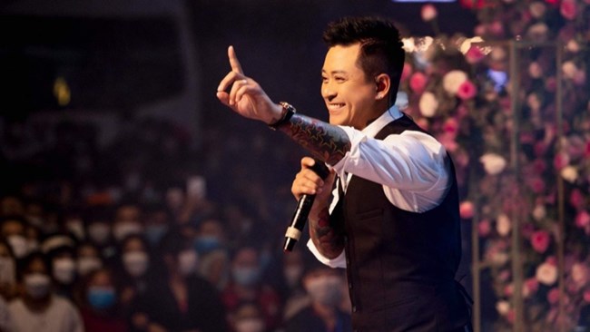 Tuan Hung, primer cantante vietnamita en actuar en el Super Bowl