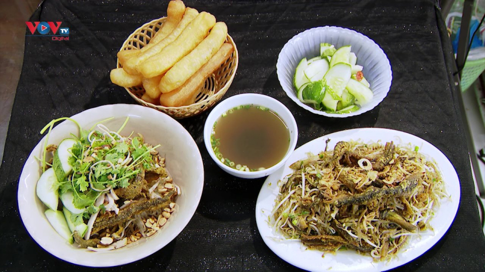 Fideos celofán con anguilas, un plato predilecto de los hanoyenses
