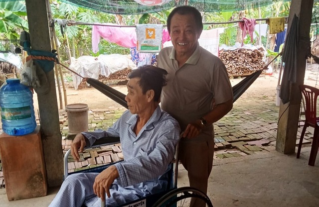 Una persona dedicada a la restauración de viejas sillas de ruedas para personas con discapacidad