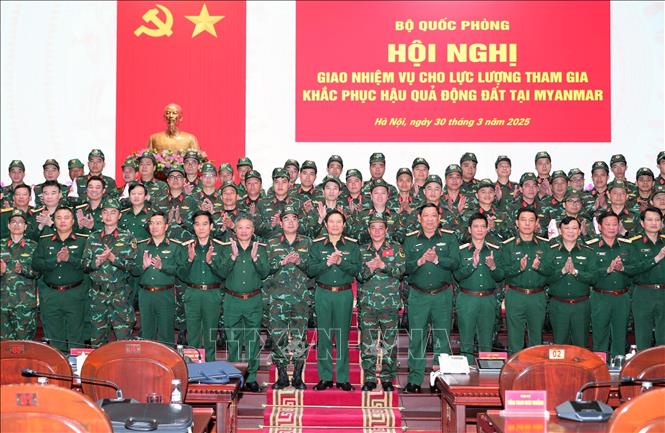 Rescatistas vietnamitas van en misión de ayuda en Myanmar