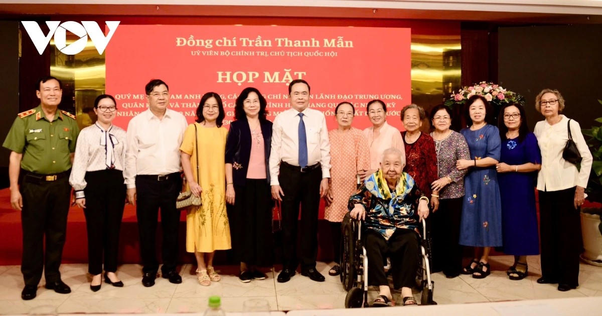 Presidente del Parlamento se reúne con madres heroicas y dirigentes de Hau Giang
