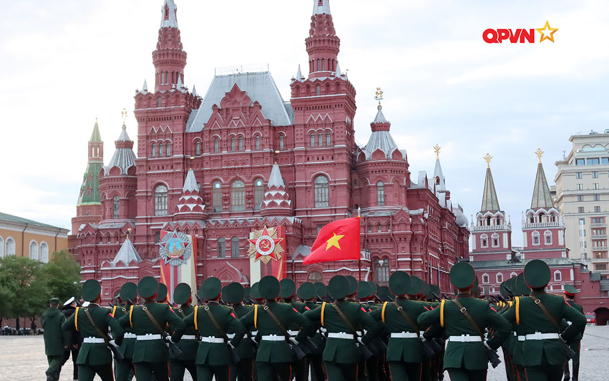 Soldados vietnamitas en el desfile del 9 de mayo, una muestra viva de la cooperación ruso-vietnamita en defensa