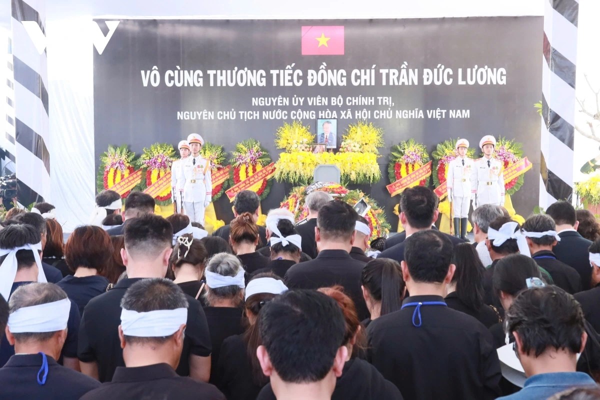 Ceremonia de sepelio del expresidente Tran Duc Luong
