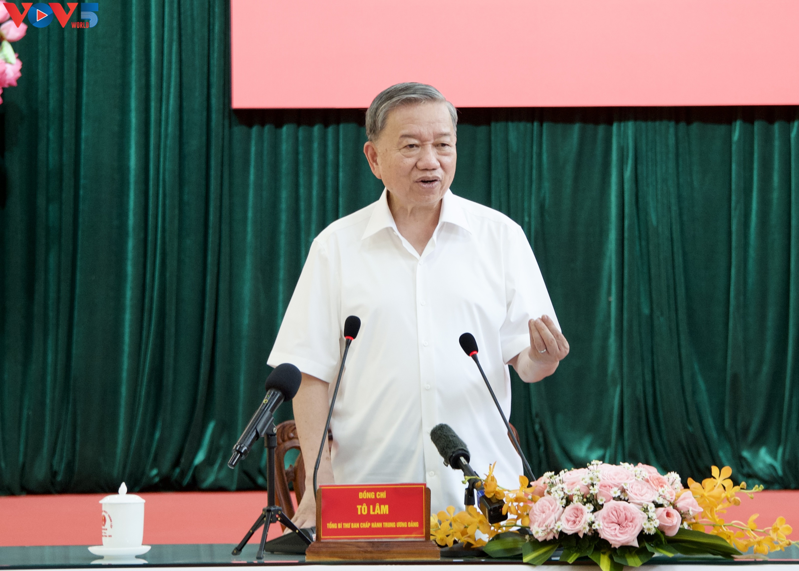 Líder partidista inspecciona modelo de administración local de dos niveles en Ciudad Ho Chi Minh