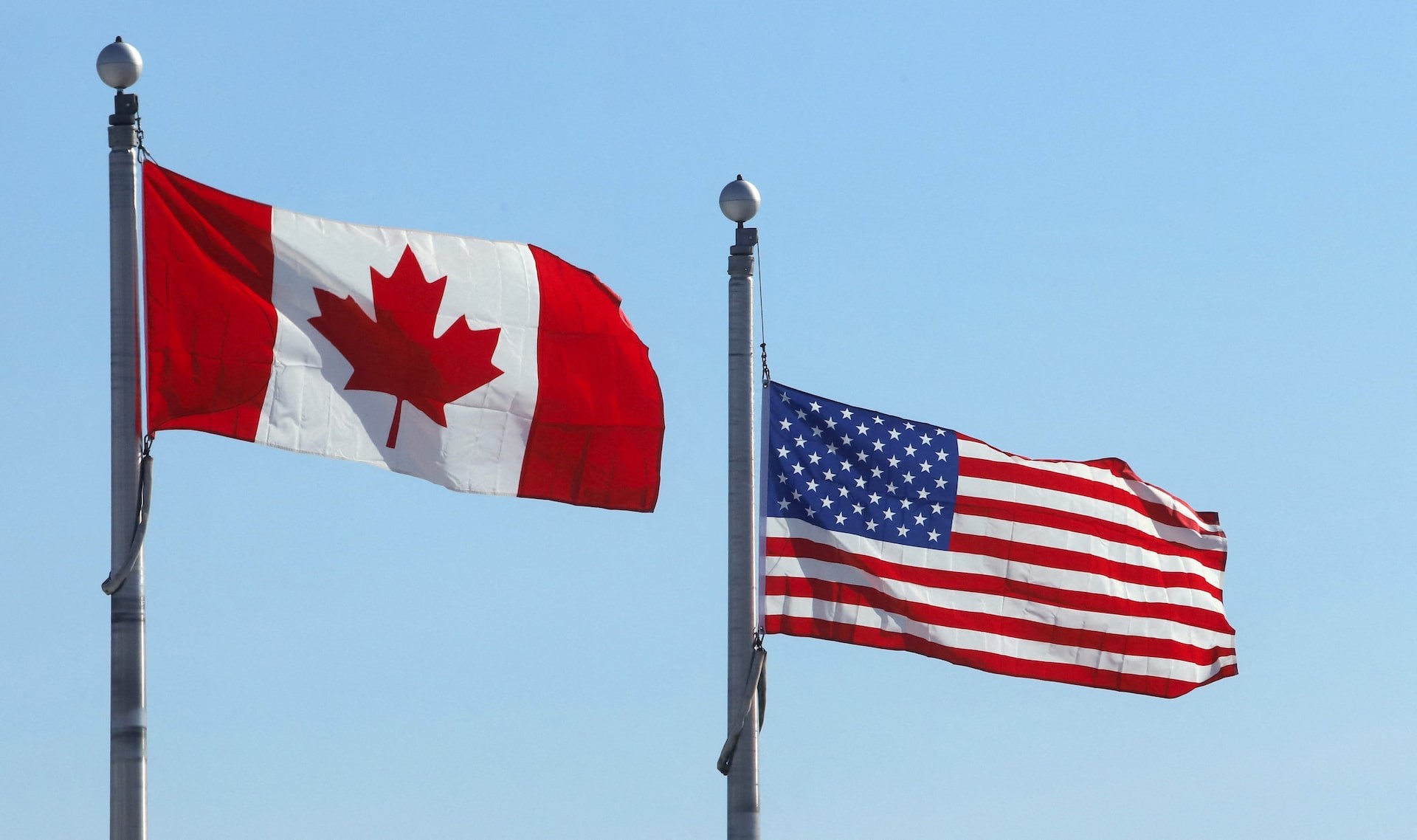 Estados Unidos amenaza con aplicar aranceles del 100 % a productos canadienses