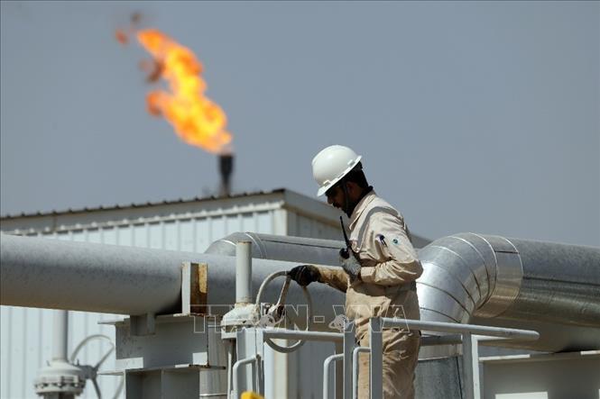 Precios del petróleo superan los 100 dólares por barril por primera vez desde 2022