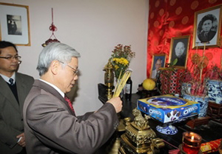 Sekretaris Jenderal Komite Sentral Partai Komunis Vietnam Nguyen Phu Trong menyampaikan ucapan selamat tahun baru di beberapa daerah