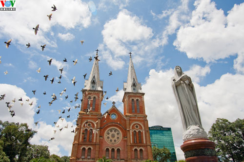 Gereja Duc Ba (Ibu Maria) di kota Ho Chi Minh (Vietnam Selatan)