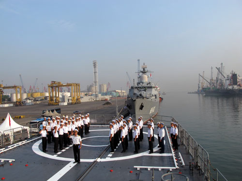 Citra iringan kapal Angkatan Laut Vietnam dalam kunjungan persahabatan di Indonesia