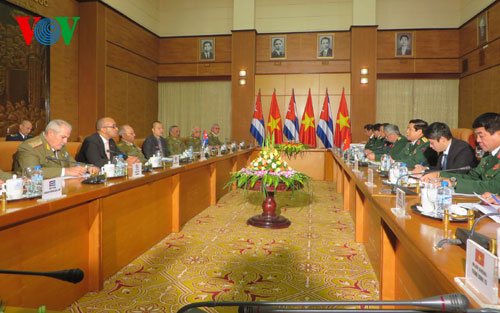 Menteri Pertahanan Phung Quang Thanh menemui Menteri Angkatan Bersenjata Revolusioner Kuba