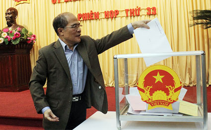 Fraksi Partai Komunis di Majelis Nasional mengambil suara kepercayaan tahun 2014.