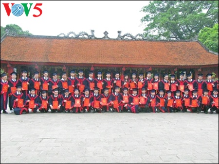 Memotret foto wisuda di kuil sastra Van Mieu - Quoc Tu Giam
