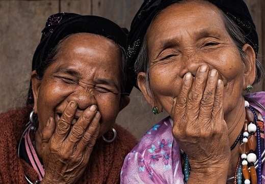 Senyuman orang Vietnam di  lensa fotografer asing