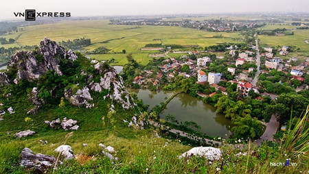 Mùa lúa chín vàng dưới chân núi Trầm ở ngoại ô Hà Nội