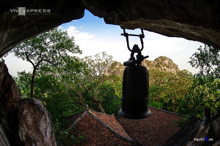 Mùa lúa chín vàng dưới chân núi Trầm ở ngoại ô Hà Nội