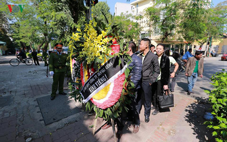 ผนำและประชาชนเวยดนามรวมไวอาลยทาน ฟเดล คาสโตร ผนำควบา ณ กรงฮานอย hinh 12