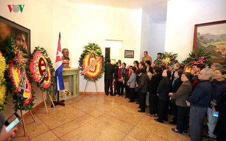 ผู้นำและประชาชนเวียดนามร่วมไว้อาลัยท่าน ฟิเดล คาสโตร ผู้นำคิวบา ณ กรุงฮานอย hình 16 ผนำและประชาชนเวยดนามรวมไวอาลยทาน ฟเดล คาสโตร ผนำควบา ณ กรงฮานอย hinh 16