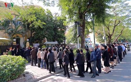 ผู้นำและประชาชนเวียดนามร่วมไว้อาลัยท่าน ฟิเดล คาสโตร ผู้นำคิวบา ณ กรุงฮานอย hình 5 ผนำและประชาชนเวยดนามรวมไวอาลยทาน ฟเดล คาสโตร ผนำควบา ณ กรงฮานอย hinh 5